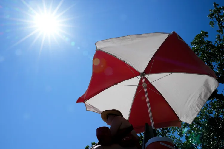 Sweltering heat wave grips central and southern US